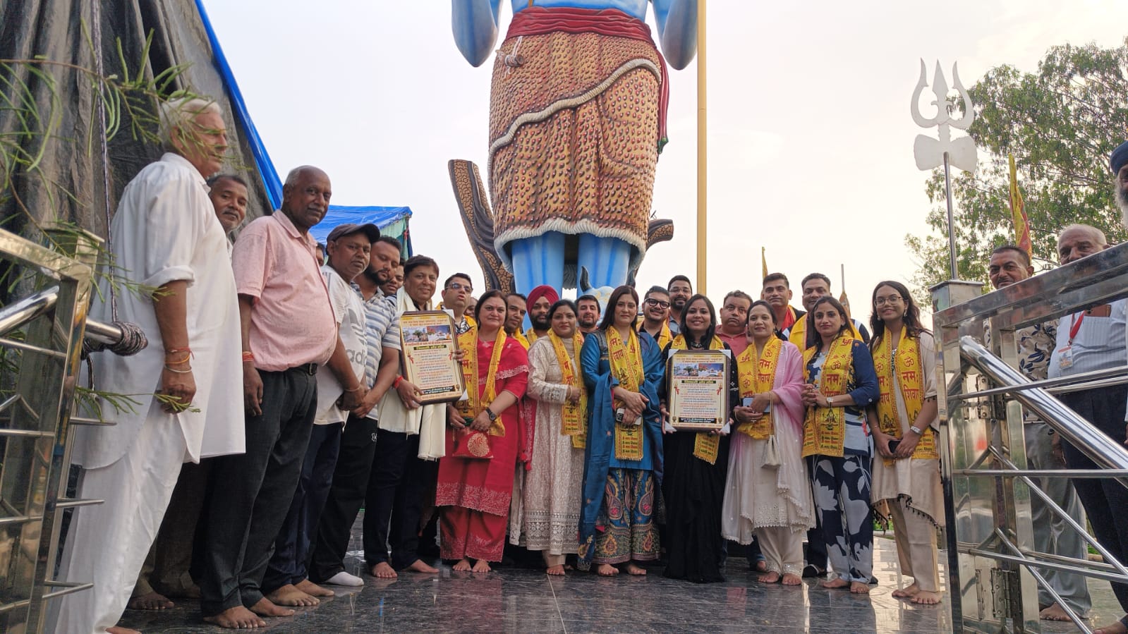 Hasija family visited Kedarnath temple, 25 Shiv bhakts from Gujarat and Assam planted 101 saplings, distributed langar and prasad.